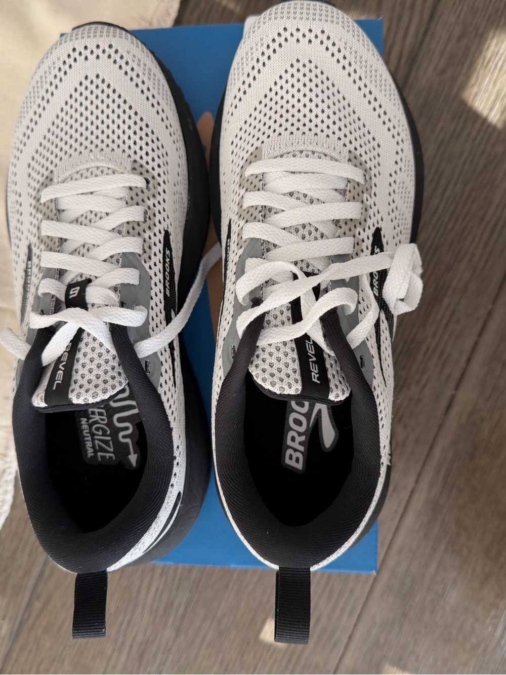 Brooks Revel Women's White and Black Athletic Running Shoes - Picture 4 of 7